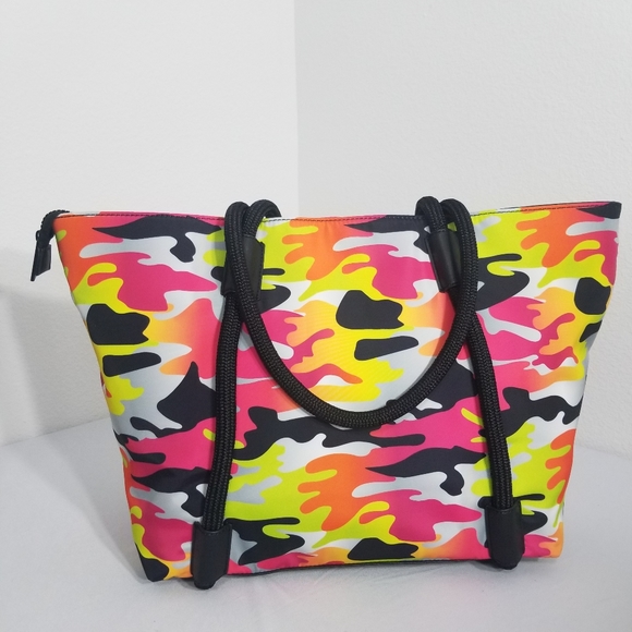 Kendall and Kylie Camo Bag - Picture 2 of 11